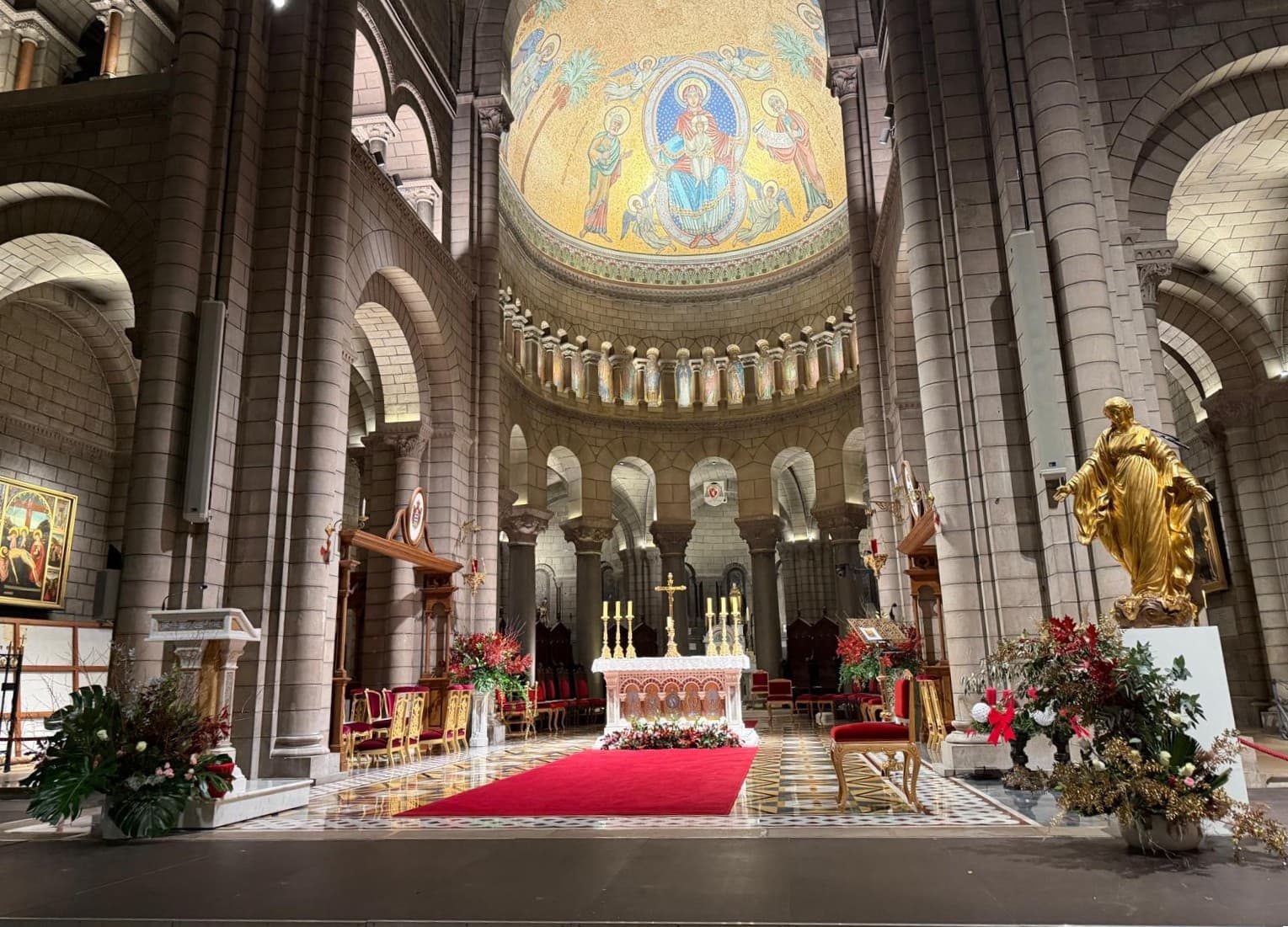 Vue d’ensemble de la décoration florale à l’intérieur de la cathédrale de Monaco