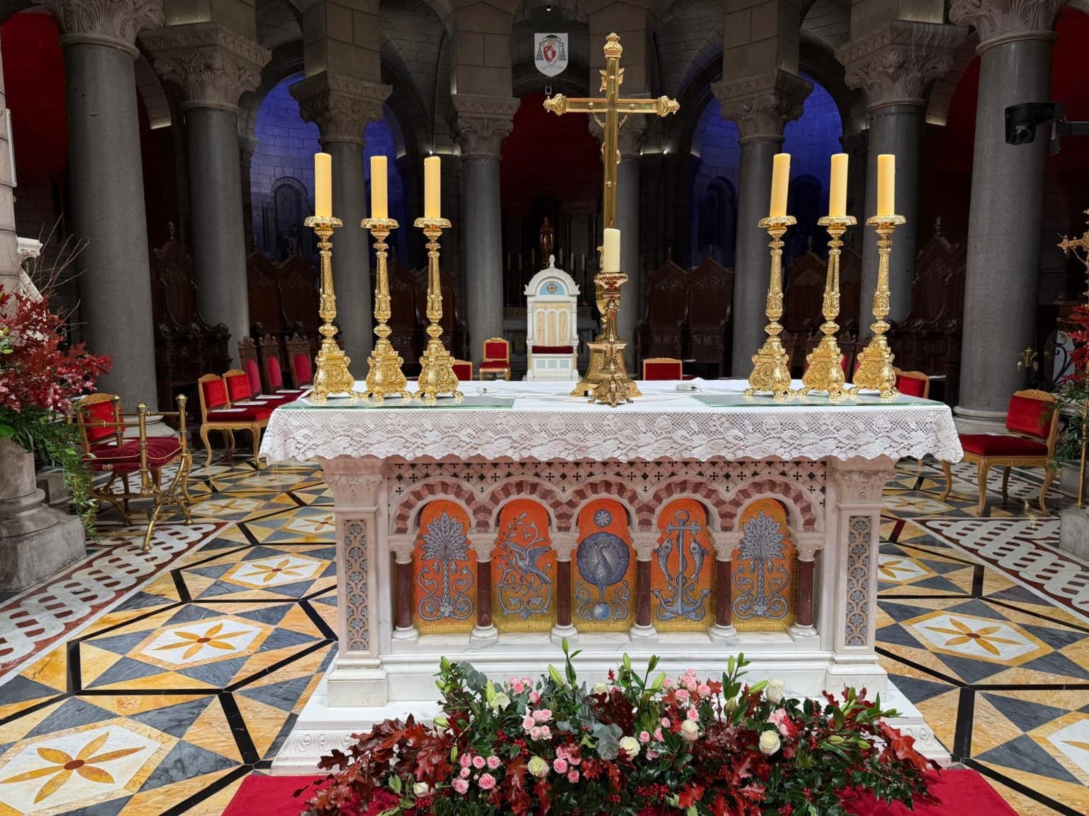 Aménagement végétal et compositions florales pour un lieu de culte à Monaco