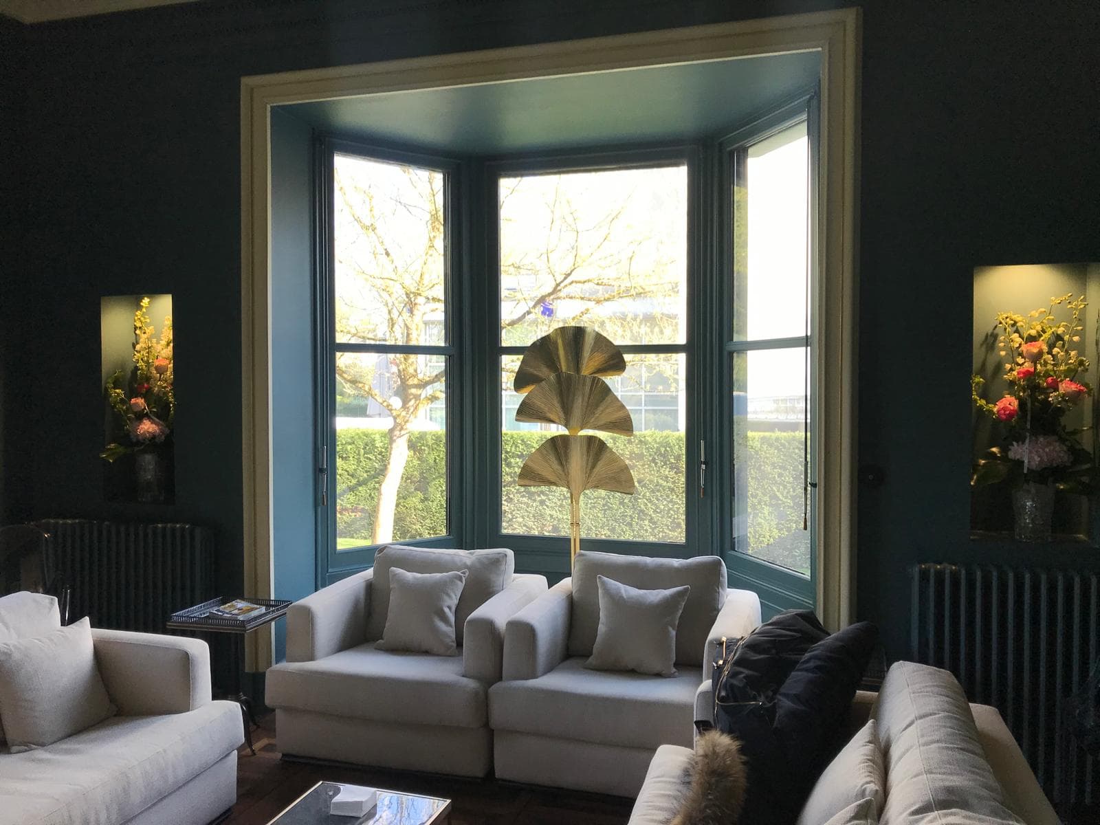 Composition d’intérieur haut de gamme avec fleurs et cache-pots dans un salon luxueux