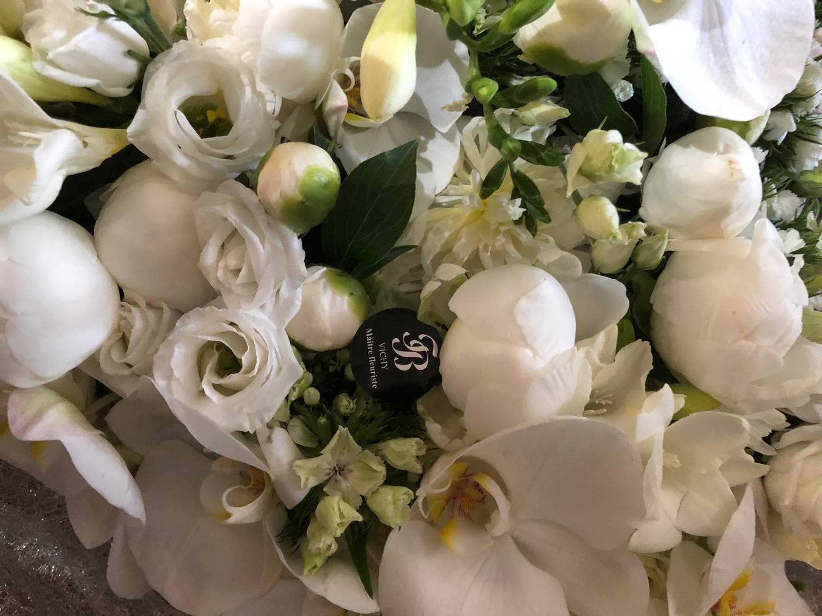 Bouquet de mariée généreux, association de fleurs et de feuillages