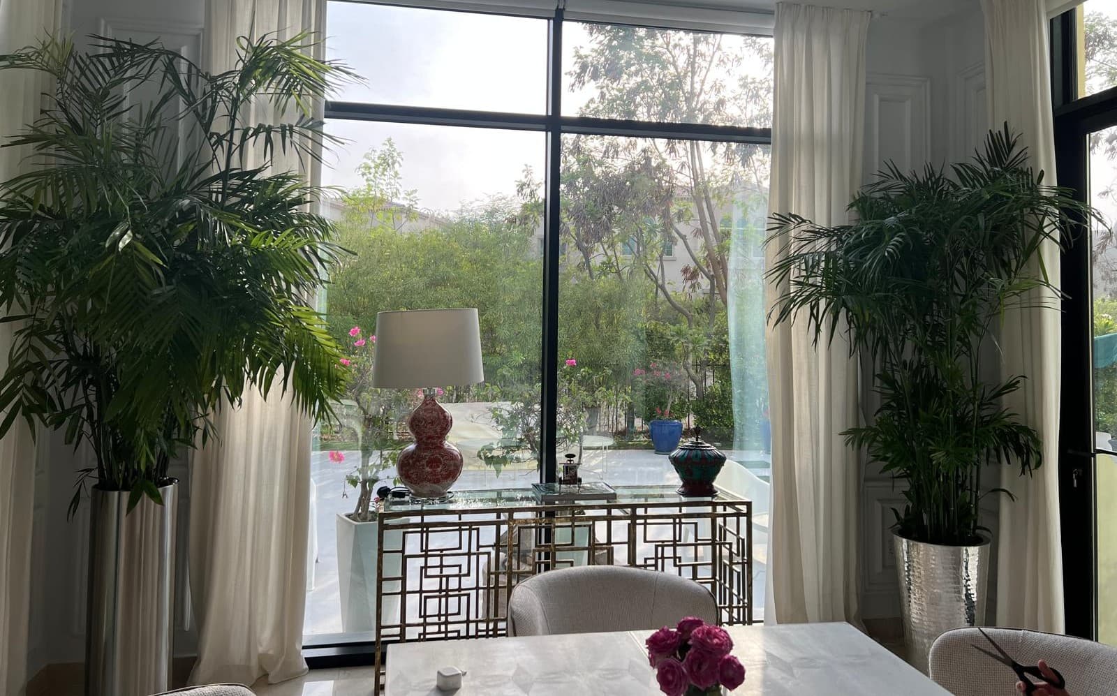 Ambiance botanique dans un intérieur résidentiel avec bouquet et plantes d’appoint